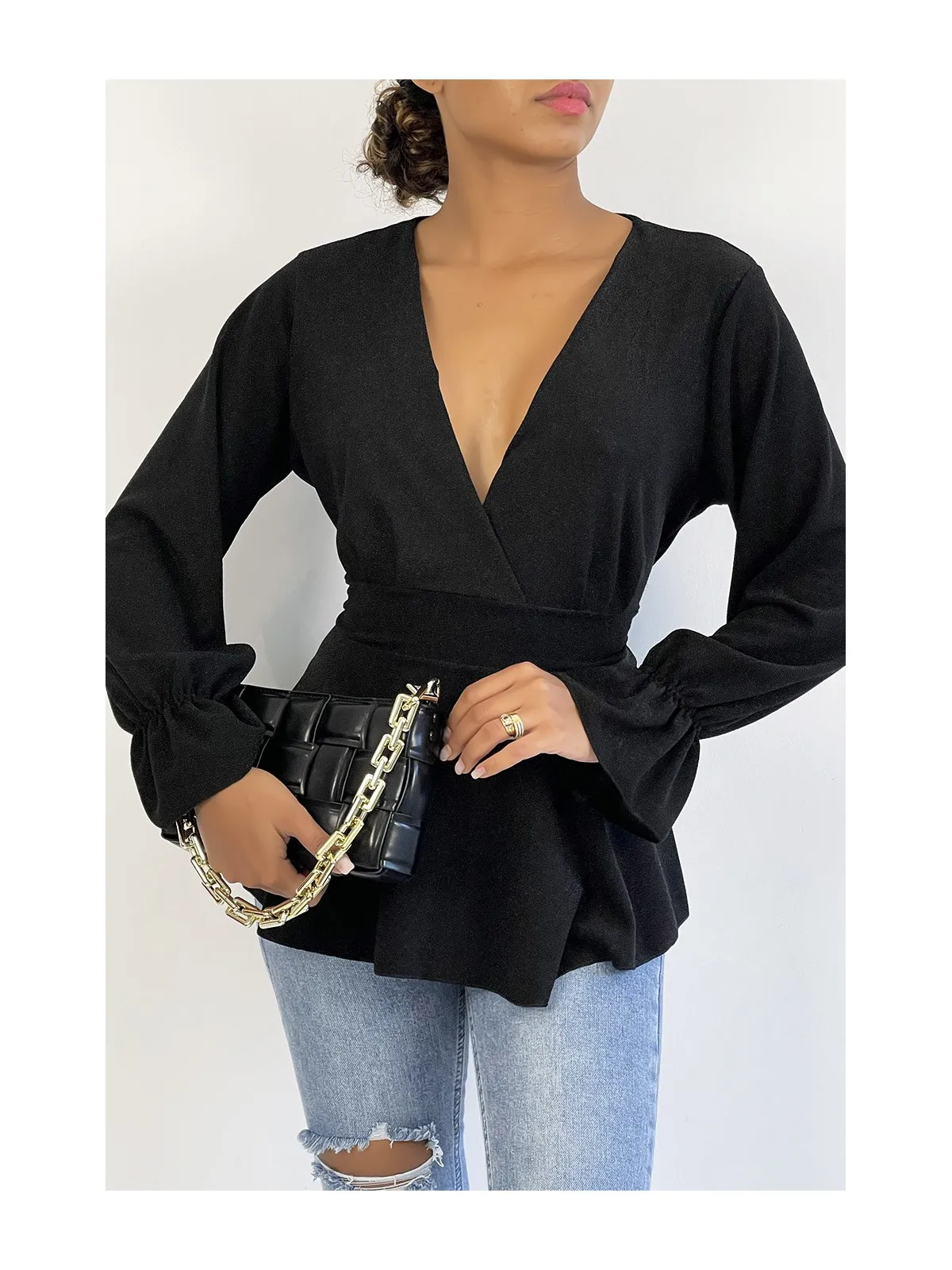 Blouse cache-coeur pailletée noire à volants