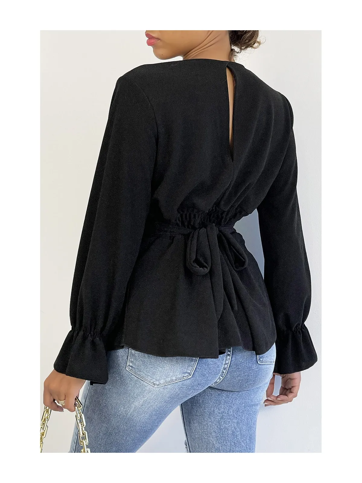 Blouse cache-coeur pailletée noire à volants