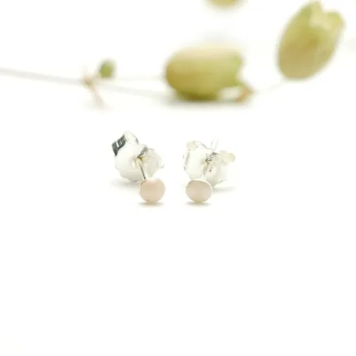 Boucles d'oreilles rondes en argent 925 et résine rose clair nacrée