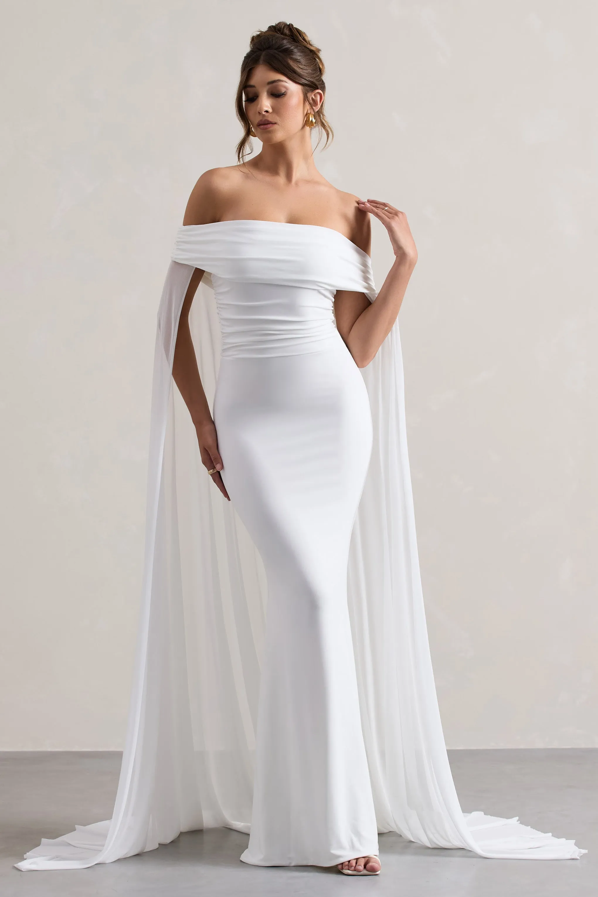 Carlotta | Robe longue blanche à encolure bardot et cape en mousseline