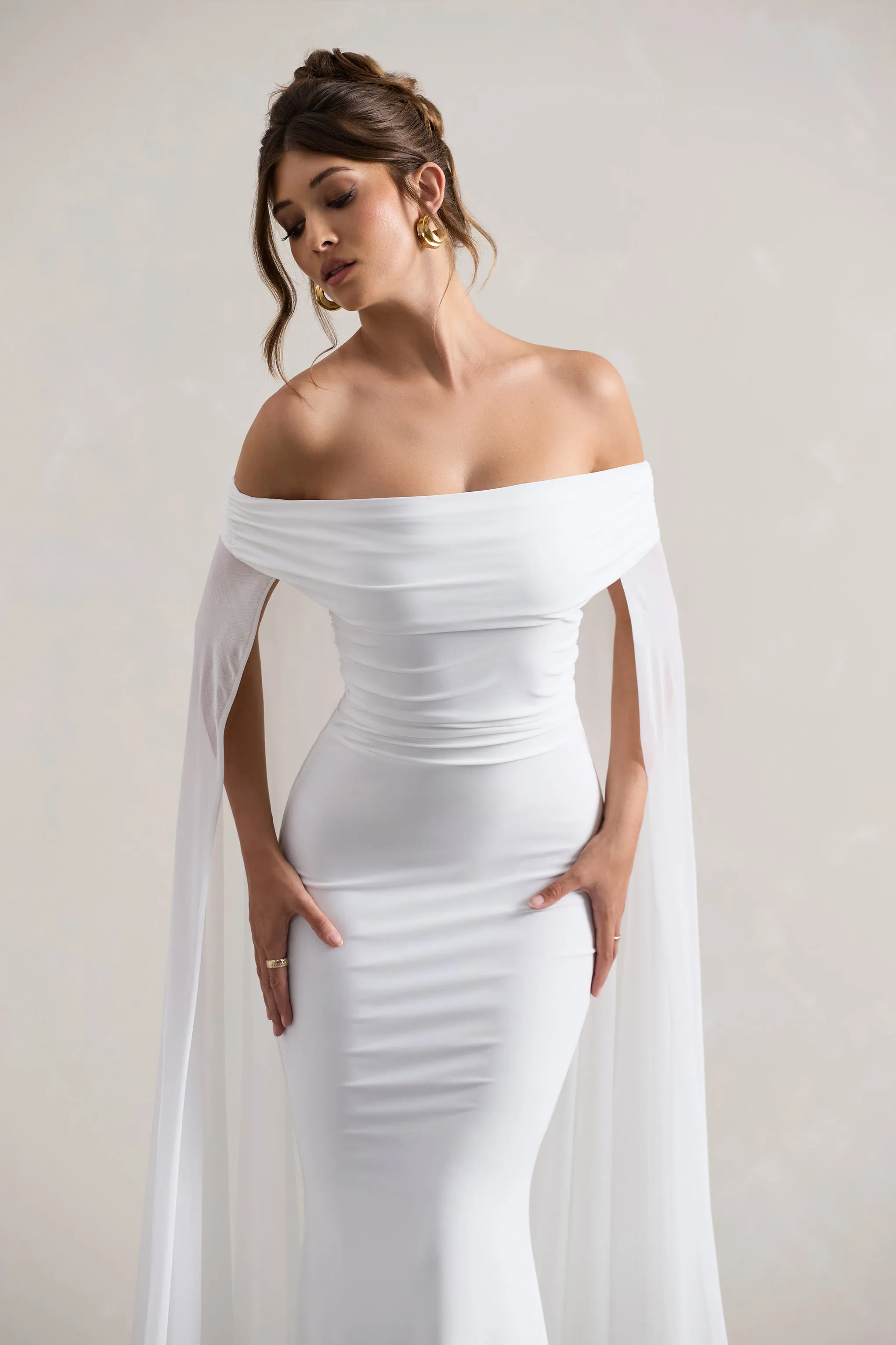 Carlotta | Robe longue blanche à encolure bardot et cape en mousseline