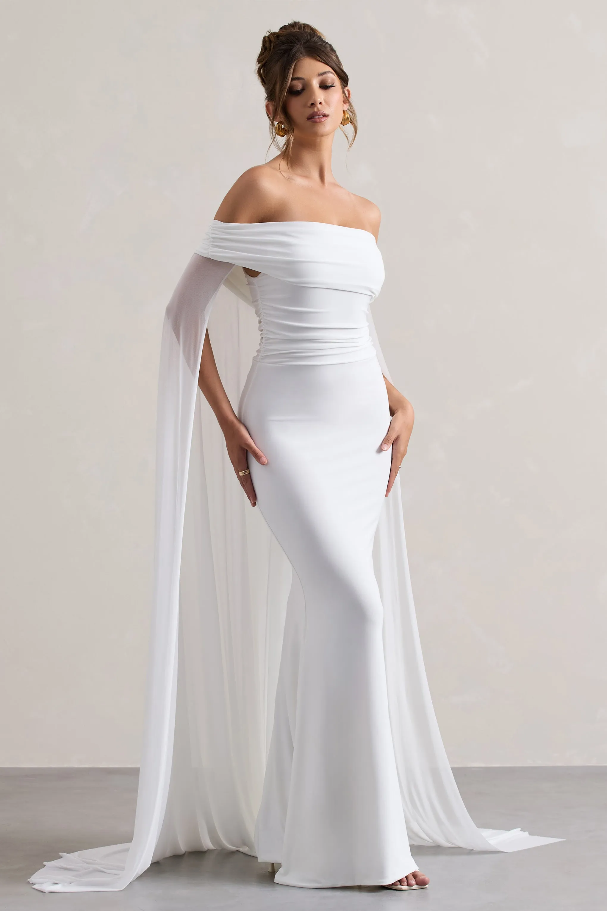 Carlotta | Robe longue blanche à encolure bardot et cape en mousseline