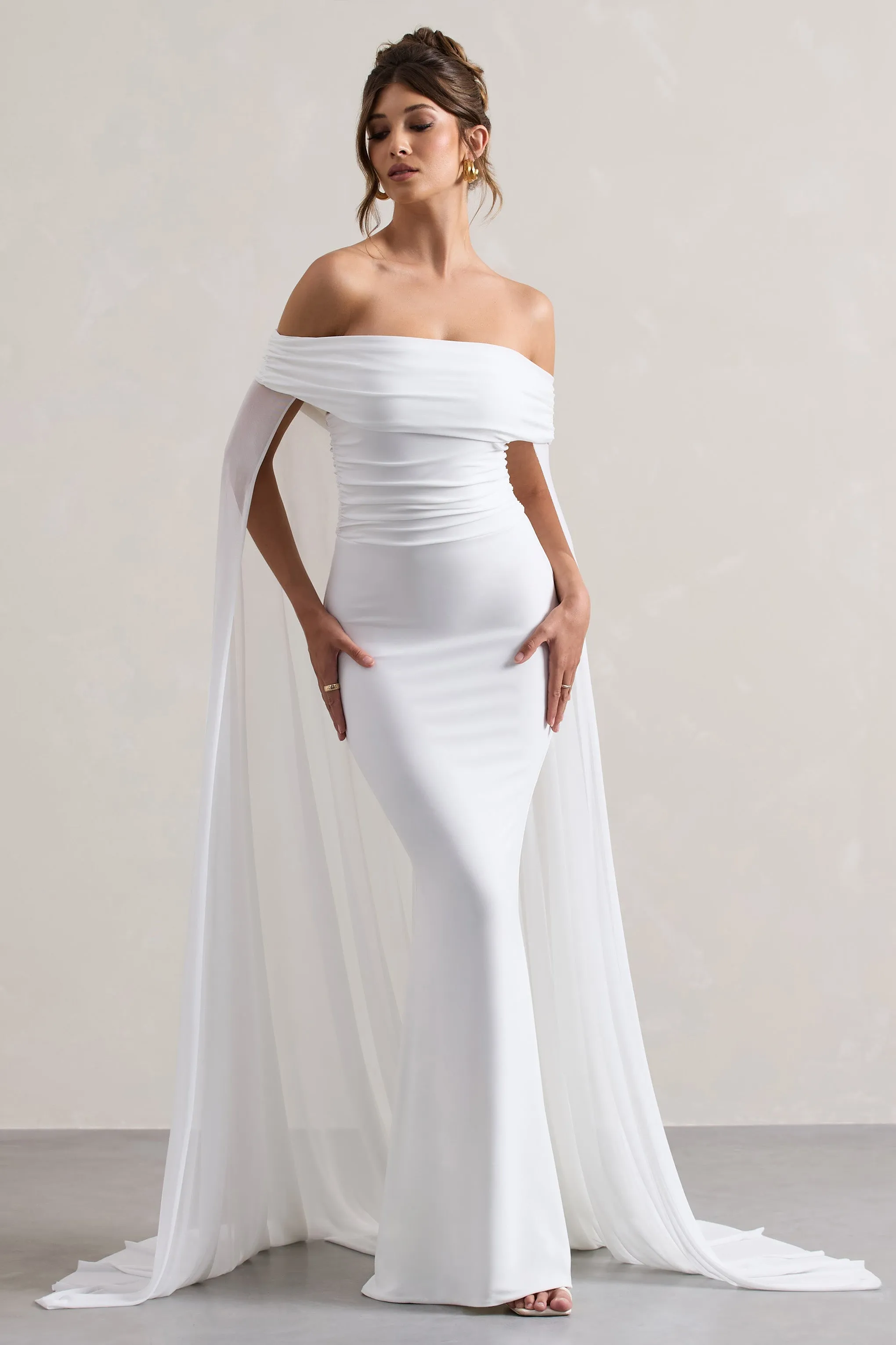 Carlotta | Robe longue blanche à encolure bardot et cape en mousseline