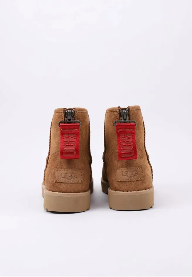 CLASSIC MINI LOGO ZIP  UGG BOTTES FOURRÉES