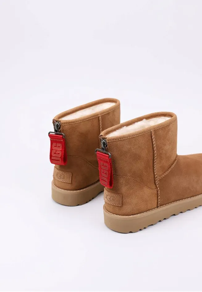 CLASSIC MINI LOGO ZIP  UGG BOTTES FOURRÉES