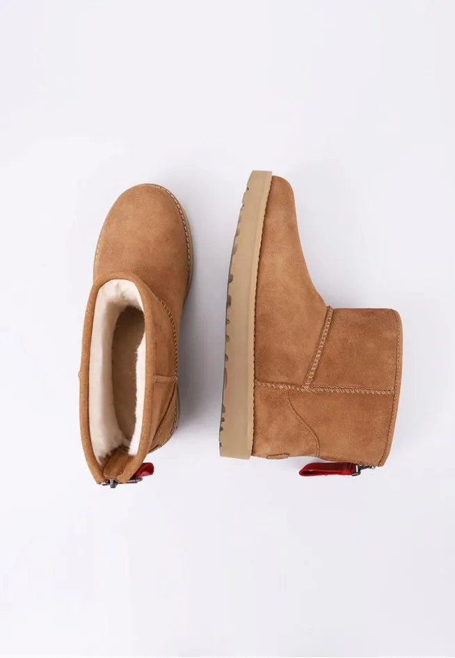 CLASSIC MINI LOGO ZIP  UGG BOTTES FOURRÉES