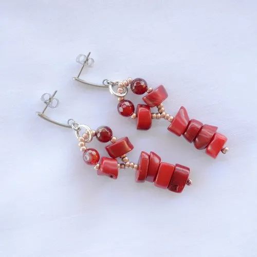 Clous d'oreilles acier et gorgone et agate rouge