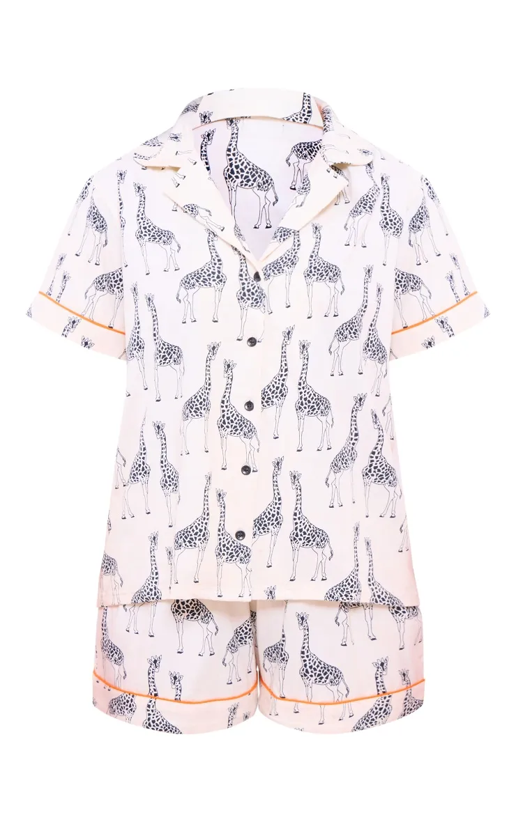 Ensemble de pyjama blanc imprimé giraffe à chemise à manches courtes et short