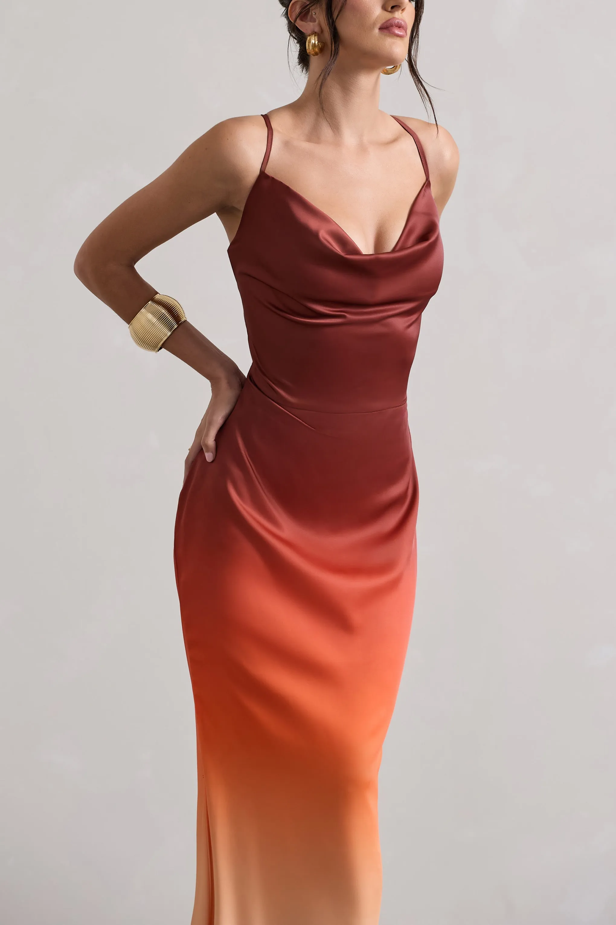 Fiji | Robe longue orange dégradé en satin avec décolleté drapé et bretelles croisées