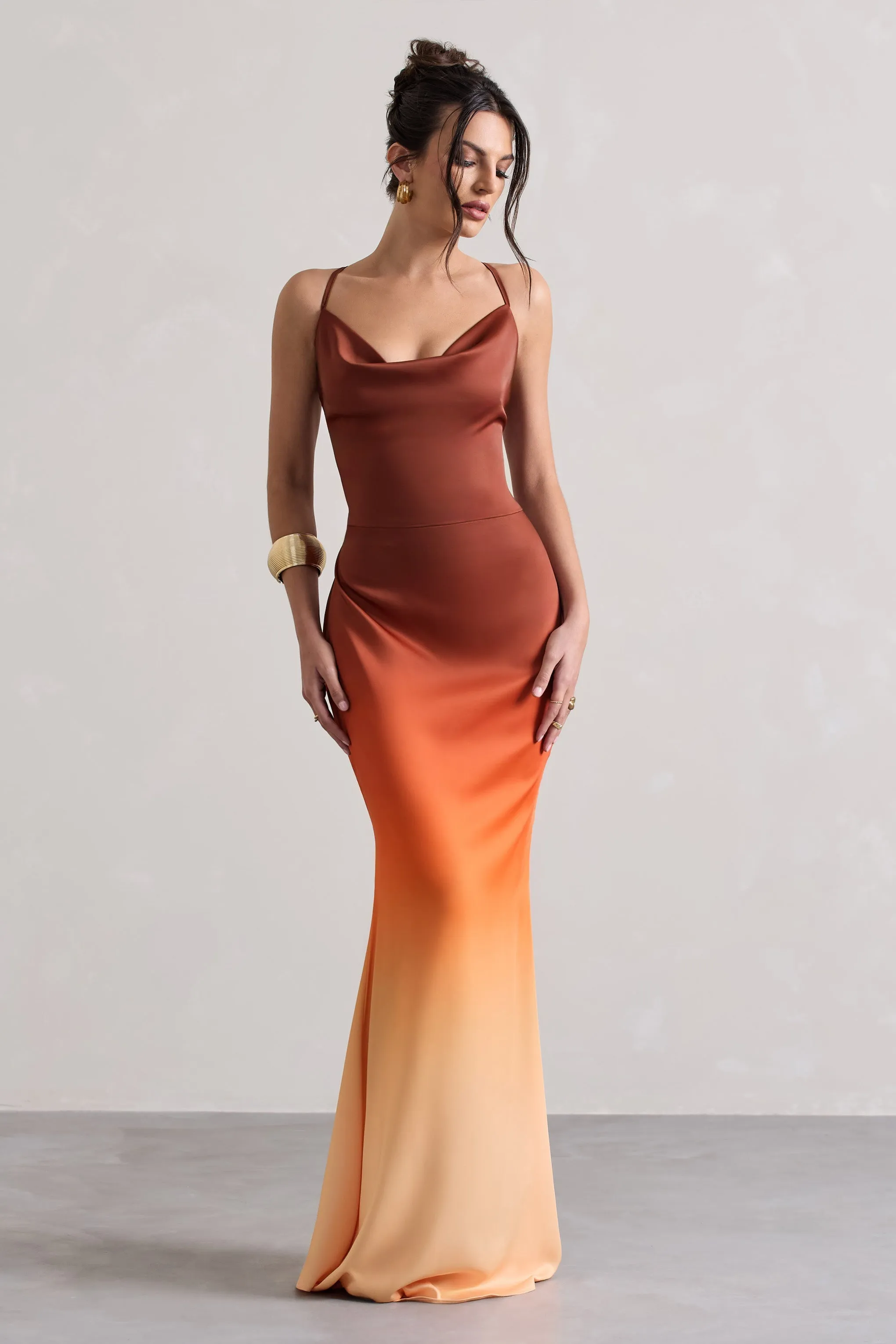 Fiji | Robe longue orange dégradé en satin avec décolleté drapé et bretelles croisées