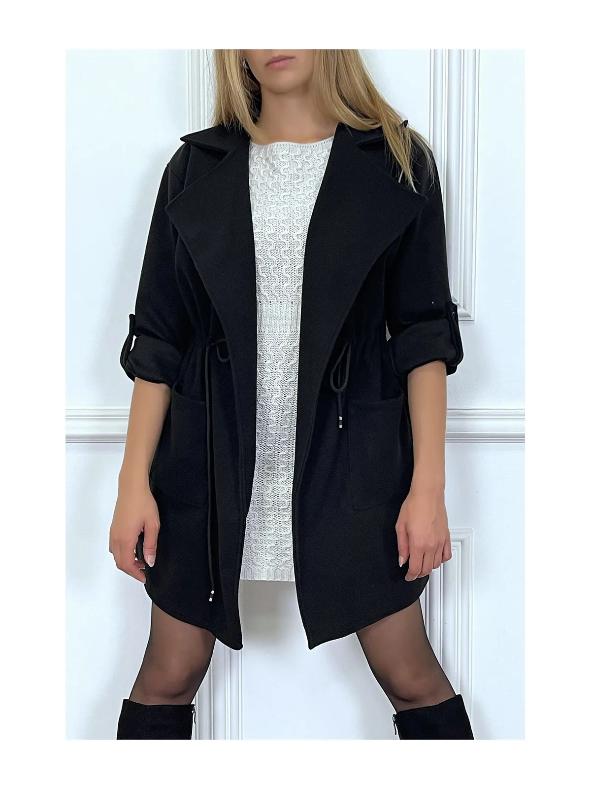 Manteau 3/4 noir avec ceinture lacet à la taille avec poches