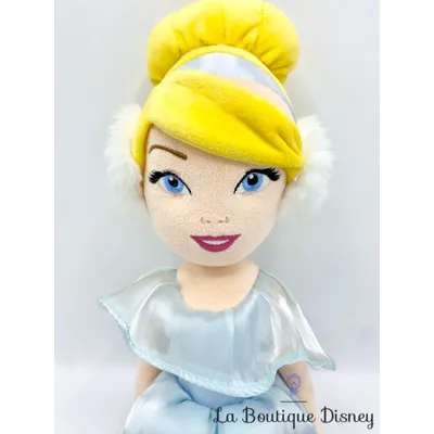 Poupée chiffon Cendrillon hiver Disney Store peluche princesse cache oreilles 53 cm