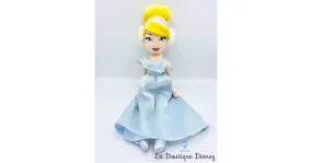 Poupée chiffon Cendrillon hiver Disney Store peluche princesse cache oreilles 53 cm