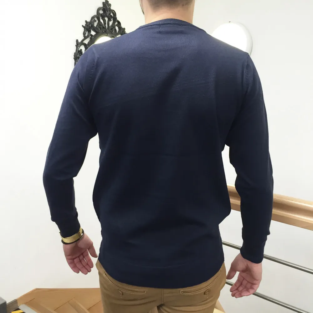 Pull bleu motifs