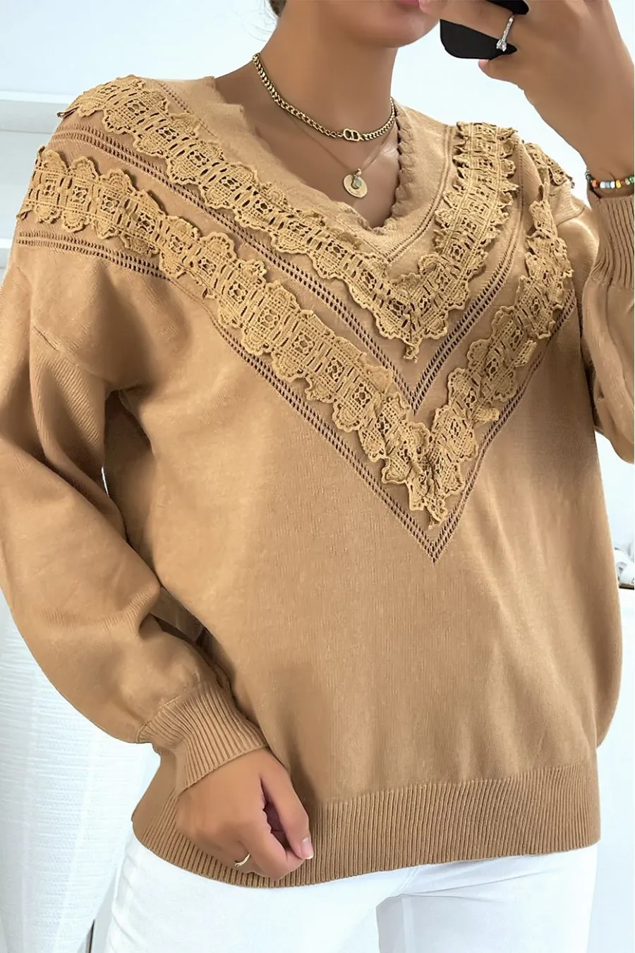 Pull camel pour femme en col V avec motif en dentelle