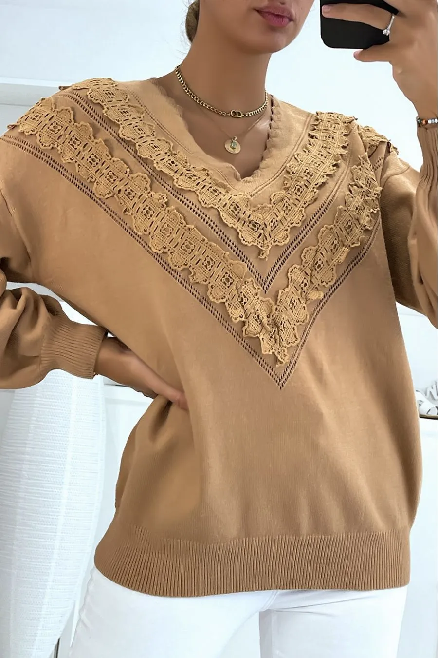 Pull camel pour femme en col V avec motif en dentelle