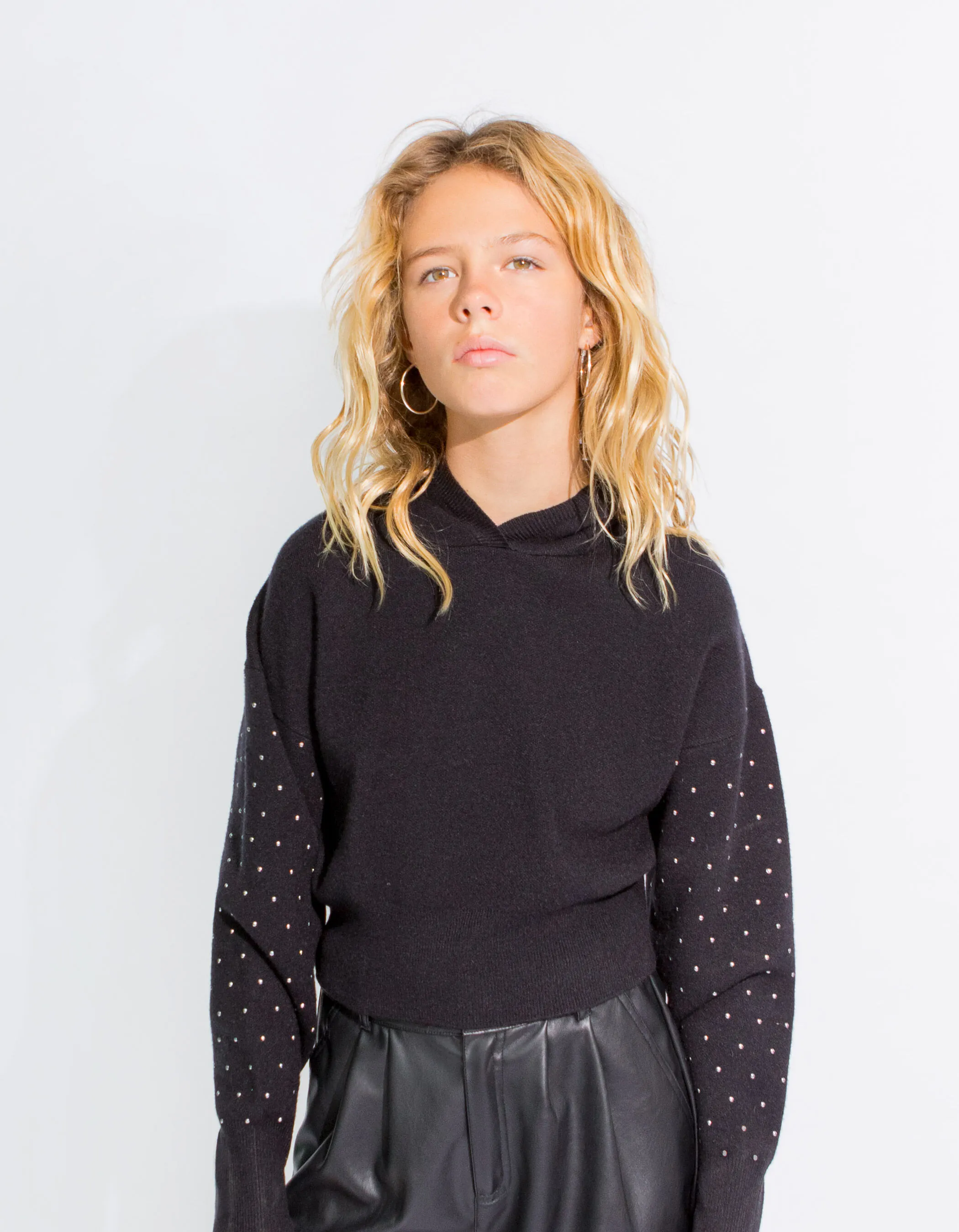 Pull noir forme cropped tricot manches cloutées fille