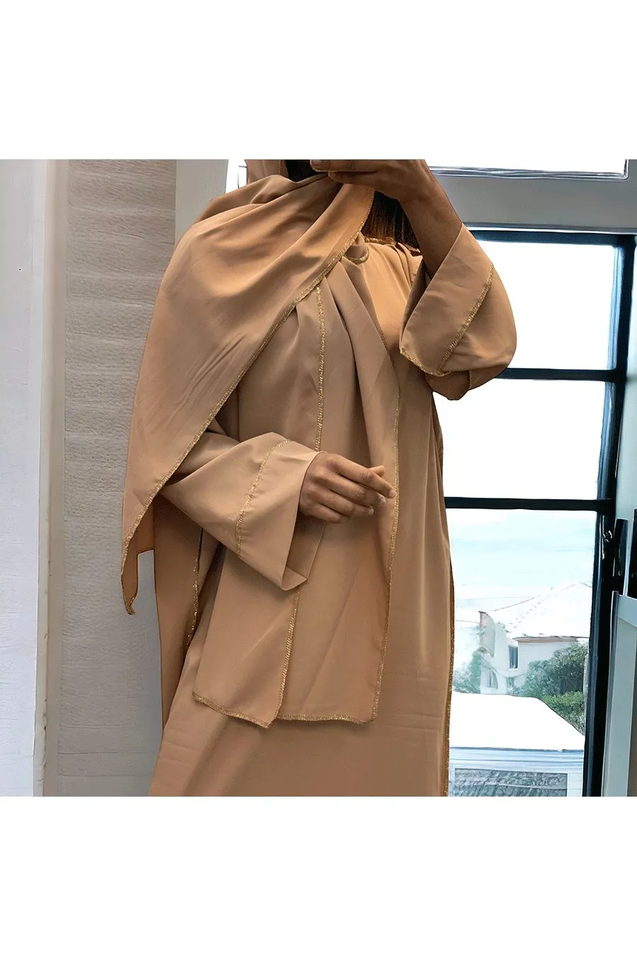 Robe abaya couleur camel en soie de medine avec foulard  intégré 