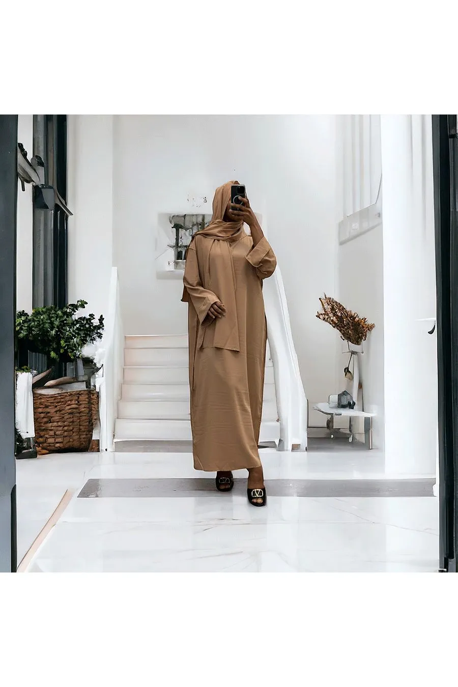 Robe abaya couleur camel en soie de medine avec foulard  intégré 