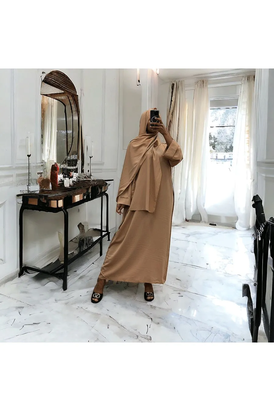 Robe abaya couleur camel en soie de medine avec foulard  intégré 