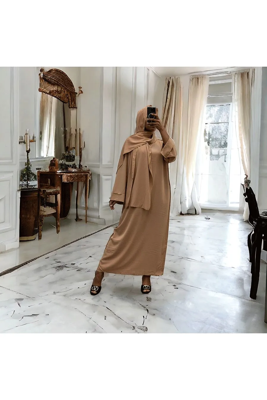 Robe abaya couleur camel en soie de medine avec foulard  intégré 