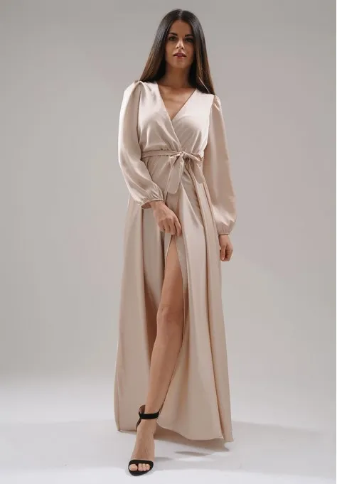 Robe longue à fente satin beige classe et élégante