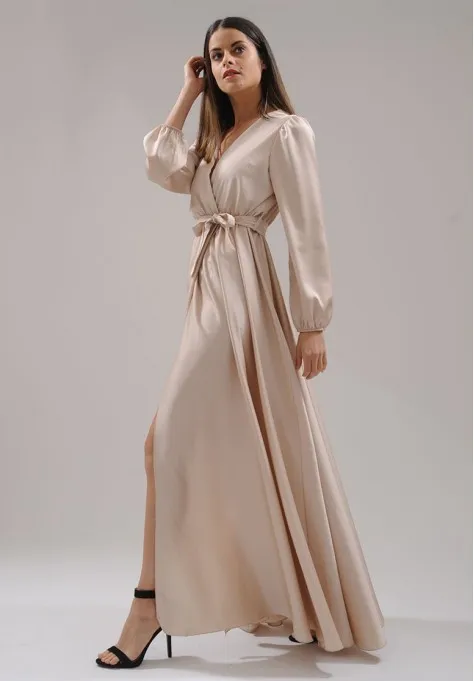 Robe longue à fente satin beige classe et élégante