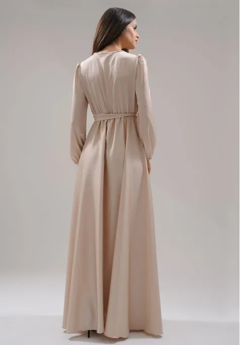 Robe longue à fente satin beige classe et élégante